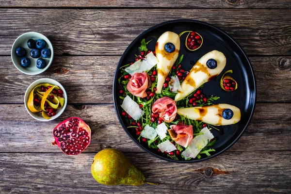 Fresh Salad Prosciutto Parma Pomegranate Pear Leafy Vegetables Parmesan Wooden — Stockfoto