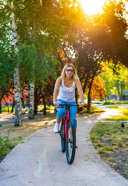 Vrouw Rijden Fiets Stadspark — Stockfoto