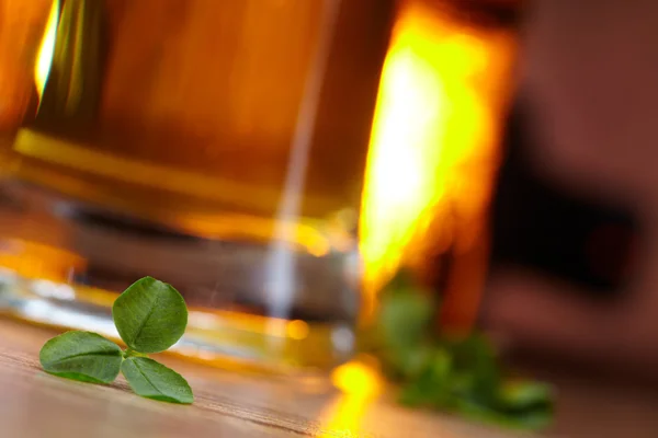 Clover and beer — Stock Photo, Image