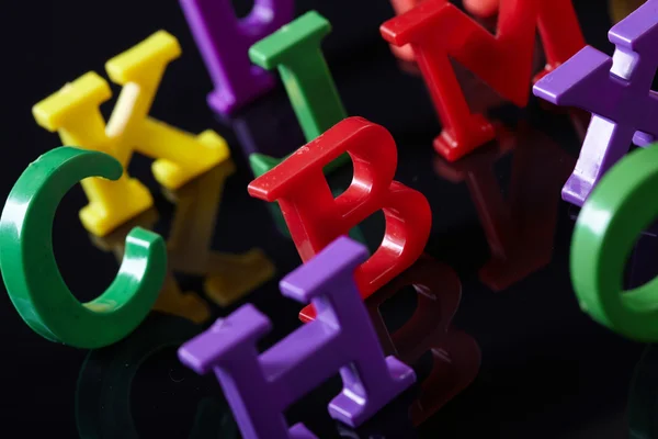 Пластиковые буквы алфавита — стоковое фото