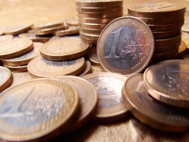 Masadaki bozuk paralar.