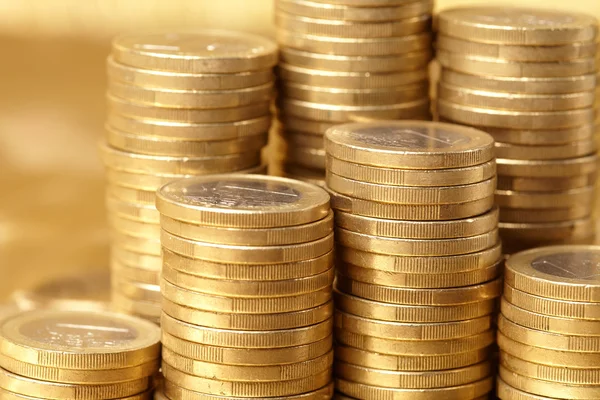 Monedas en el fondo de oro — Foto de Stock