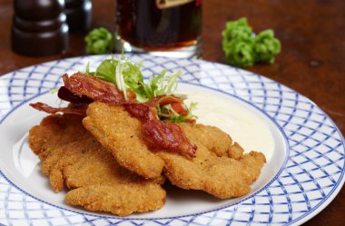 bir tabak salata ile lezzetli şnitzel