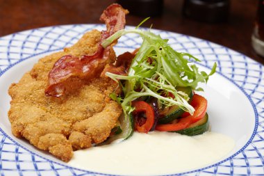 şnitzel ile gelen sebze salatası