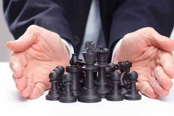 Uomo d'affari in movimento figura scacchi — Foto Stock