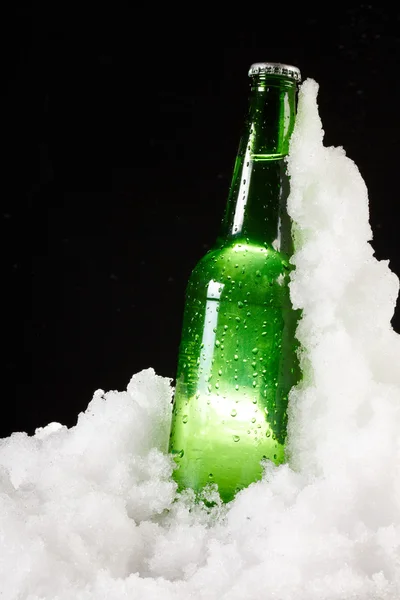 Garrafa de cerveja na neve — Fotografia de Stock