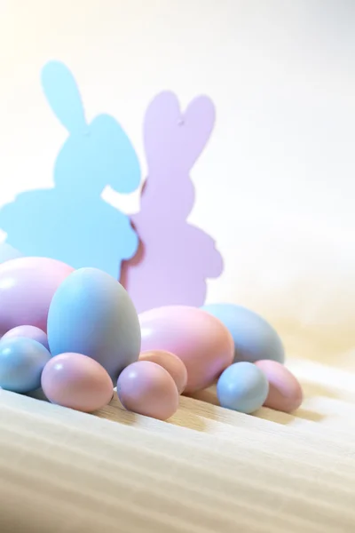 Ovos de Páscoa e dois coelhos — Fotografia de Stock