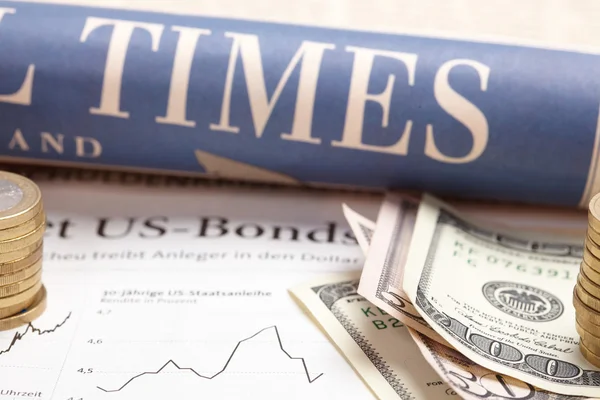 Finanzzeitung mit Geld — Stockfoto