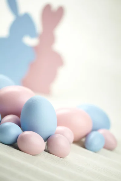 Ovos de Páscoa e coelhos. Cores rosa e azul — Fotografia de Stock