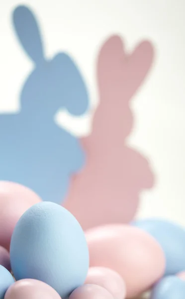 Ovos de Páscoa e coelhos. Rosa e azul — Fotografia de Stock