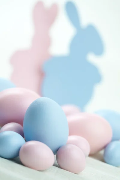 Ovos de Páscoa e coelho — Fotografia de Stock