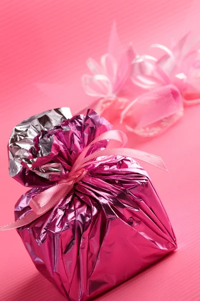 Ładny prezent w różowym opakowaniu — Zdjęcie stockowe