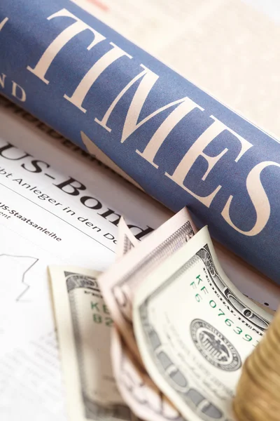 Finanzzeitung mit Papiergeld und Groschen — Stockfoto
