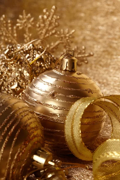 Gouden kerstballen — Stockfoto