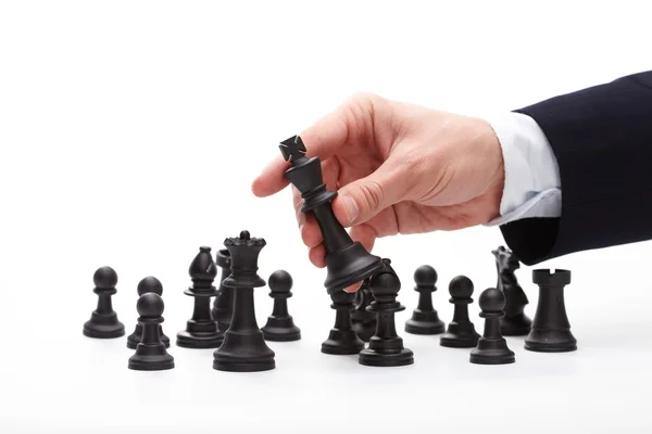 Homem de negócios movendo figura de xadrez — Fotografia de Stock