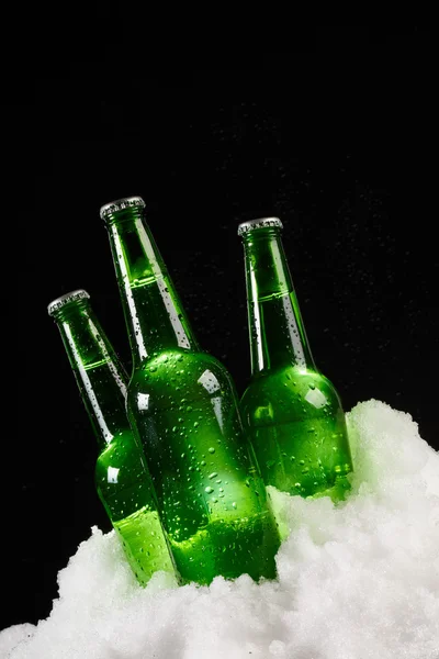 Garrafas de cerveja na neve — Fotografia de Stock