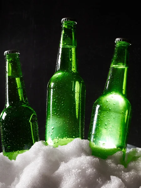 Bierflaschen im Schnee — Stockfoto