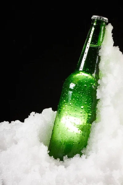 Bierfles in sneeuw — Stockfoto