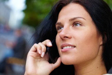 Cep telefonu olan kadın.
