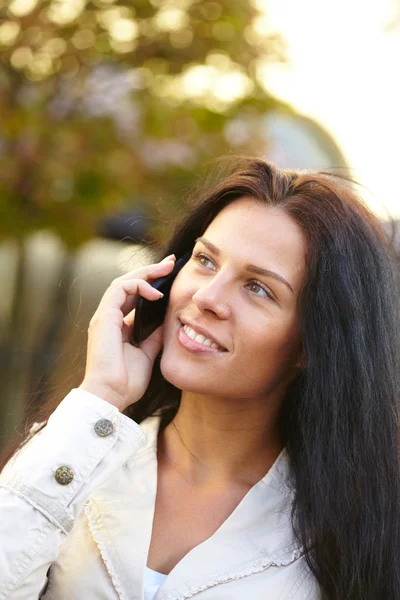 Mujer con teléfono móvil — Foto de Stock