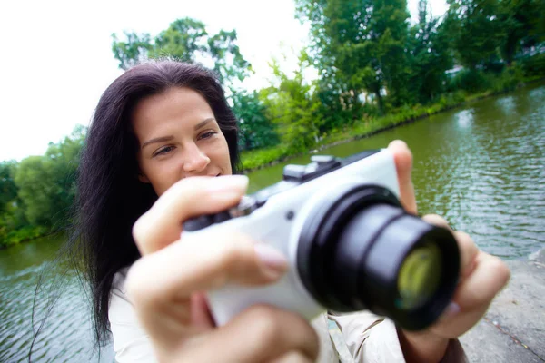 Nette Frau macht Foto — Stockfoto