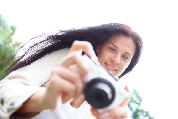 Nette Frau macht Foto — Stockfoto