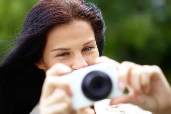 Nette Frau macht Foto — Stockfoto