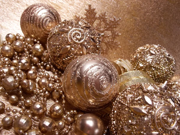 Gouden kerstballen — Stockfoto