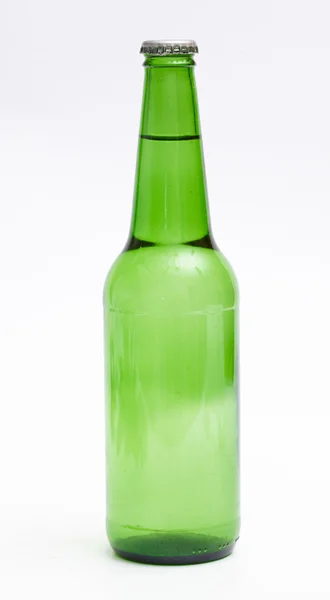 सफेद पृष्ठभूमि पर बीयर बोतल — स्टॉक फ़ोटो, इमेज