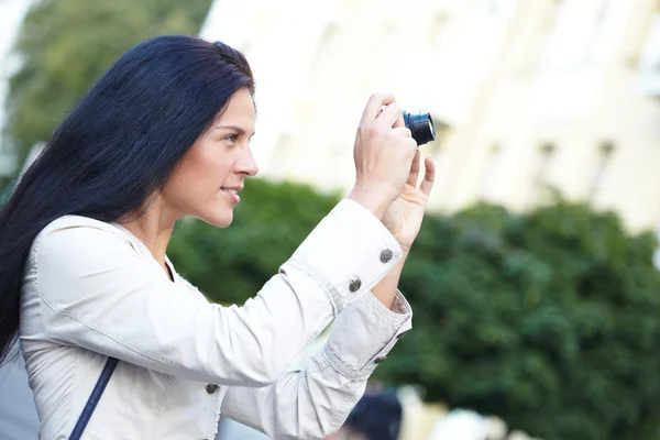 Nette Frau macht Foto — Stockfoto