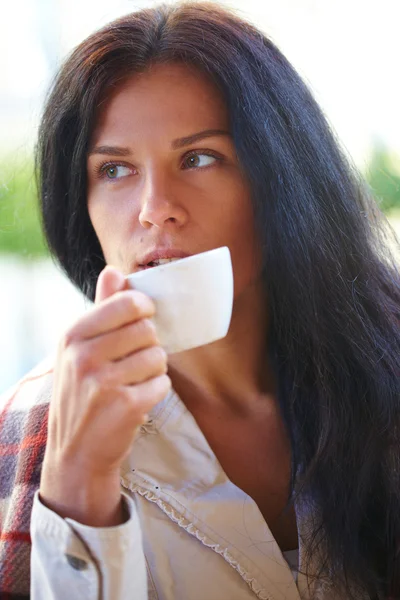 コーヒーを持つ女性 — ストック写真