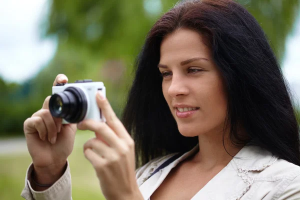 Frau mit Kamera — Stockfoto