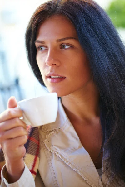 Vrouw met koffie beker — Stockfoto