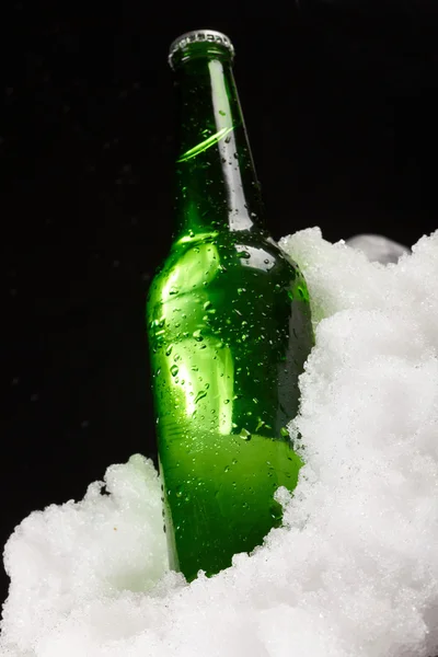 Bierfles in sneeuw — Stockfoto