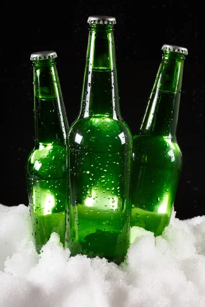 Bottiglie di birra sulla neve — Foto Stock
