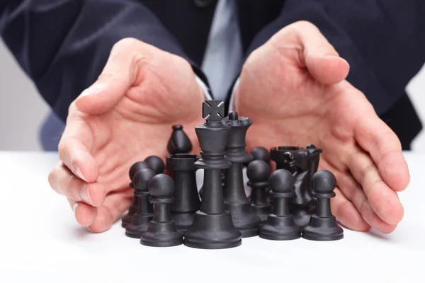 Affärsman med schack — Stockfoto