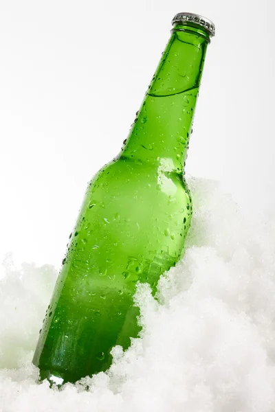 Bierfles in sneeuw — Stockfoto