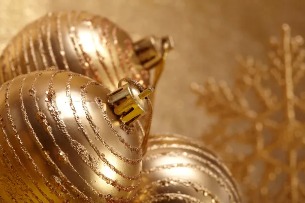 Gouden kerstballen — Stockfoto