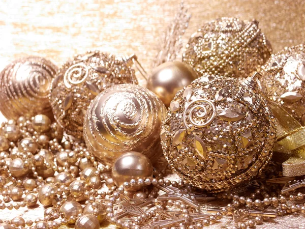 Gouden kerstballen — Stockfoto