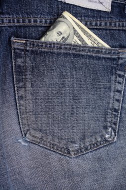 bir kot pantolon cebinde dolar