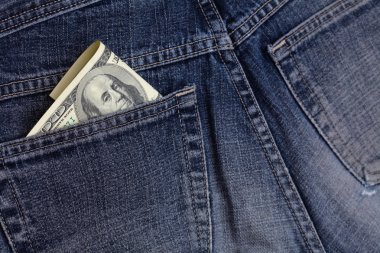 bir kot pantolon cebinde dolar