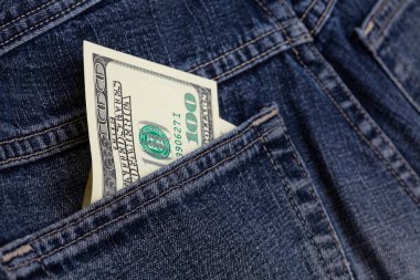 bir kot pantolon cebinde dolar