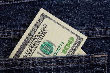 bir kot pantolon cebinde dolar