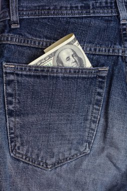 bir kot pantolon cebinde dolar