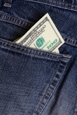 bir kot pantolon cebinde dolar