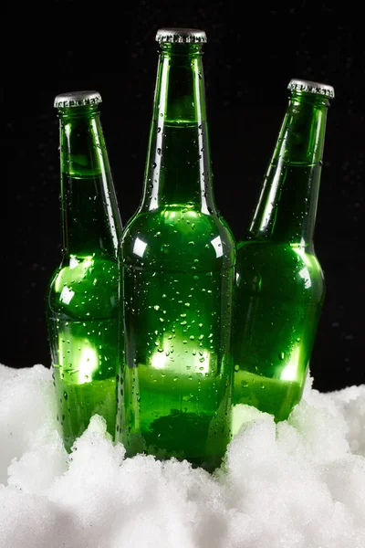 Garrafas de cerveja na neve — Fotografia de Stock