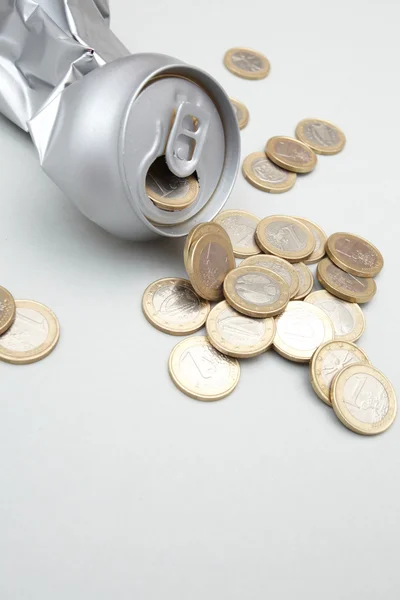 Crushed Aluminum Can with coins — Stock Photo, Image