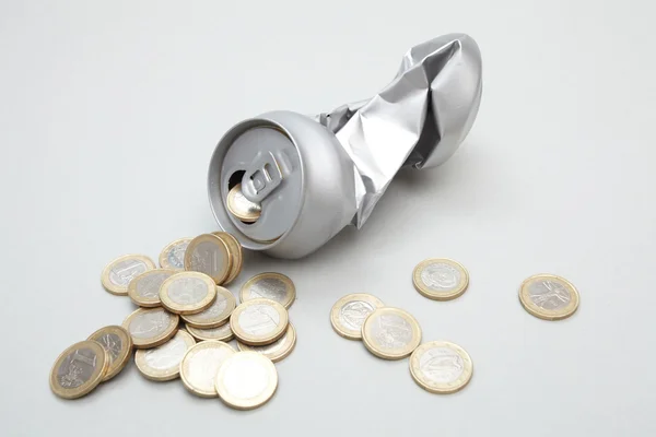 Geplette aluminium kan met munten — Stockfoto