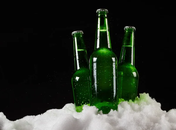 Botellas de cerveza en la nieve —  Fotos de Stock