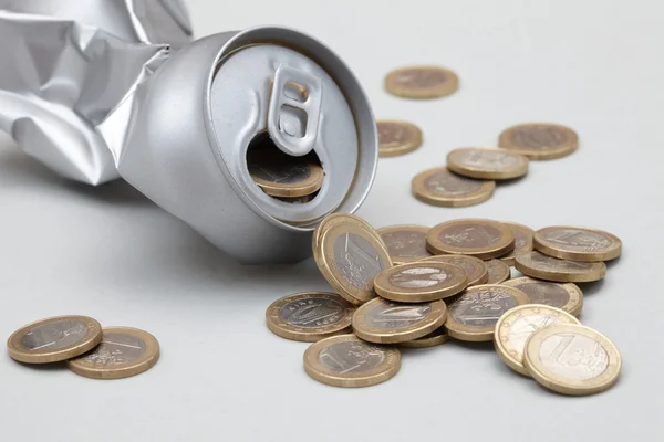 Triturado lata de aluminio con monedas — Foto de Stock